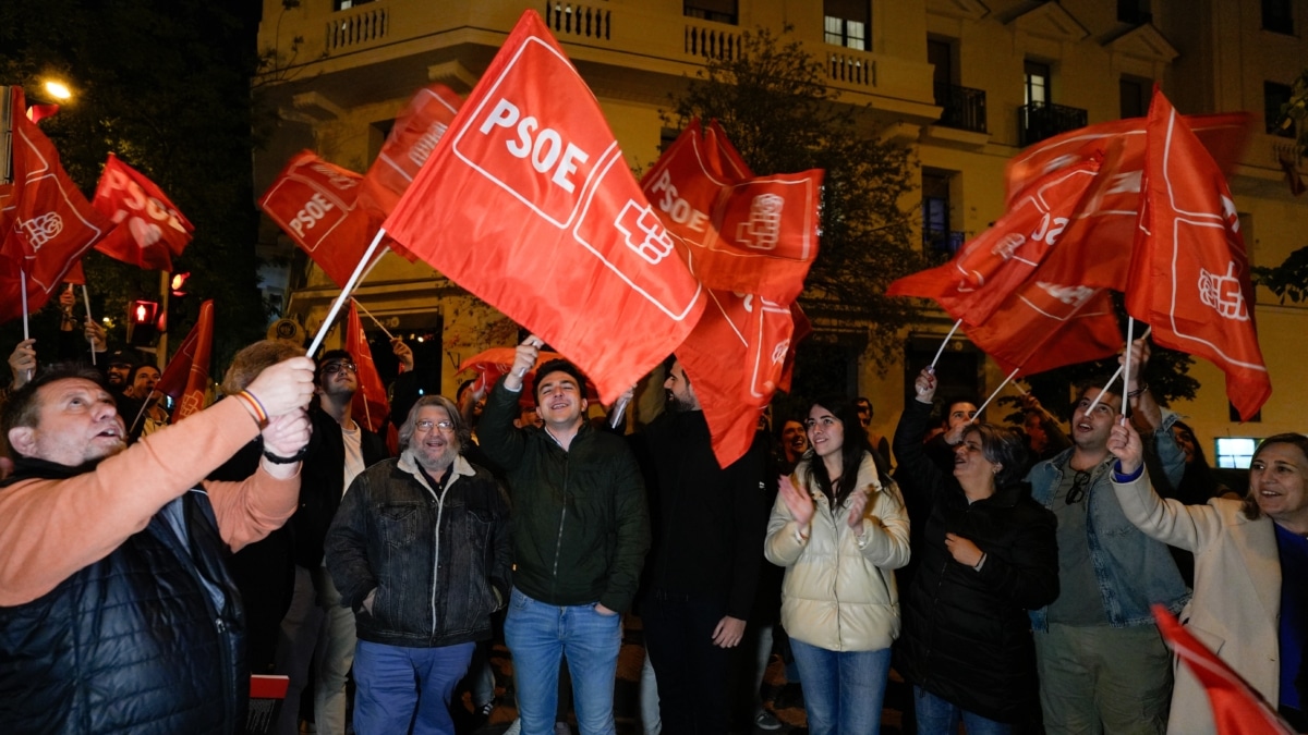 Varias personas participan este miércoles en una manifestación en apoyo al presidente del Gobierno, Pedro Sánchez, frente a la sede de los socialistas en la calle Ferraz de Madrid