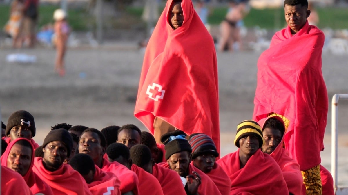 Salvamento Marítimo ha rescatado este sábado y trasladado al puerto de Los Cristianos, en Tenerife, a un centenar de inmigrantes subsaharianos que trataban de llegar a la isla en cayuco.