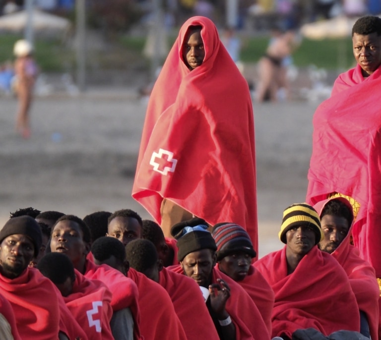 El Gobierno y Canarias pactan una reforma urgente para distribuir a los menores migrantes