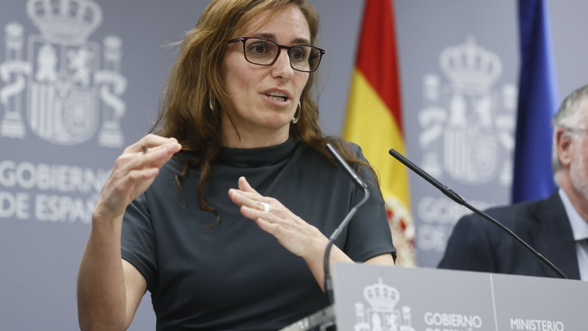 La ministra de Sanidad, Mónica García, ofrece una rueda de prensa después de reunirse con representantes de sociedades científicas