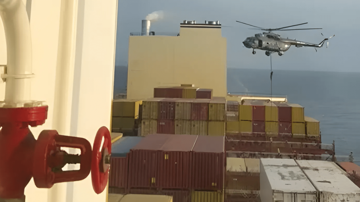 Momento del abordaje del MSC Aries por el helicóptero iraní.