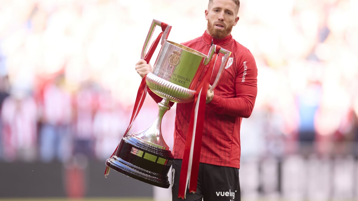 Iker Muniain ofrece la Copa del Rey a la afición