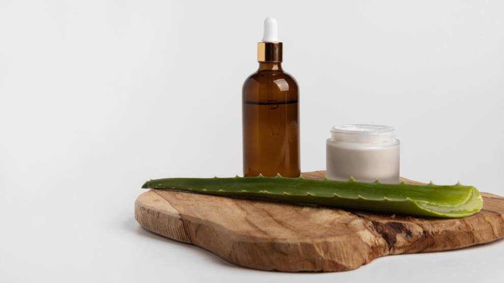 Un sérum y una crema de aloe vera, un famoso producto hidratante que protege la piel de abrasiones externas. 