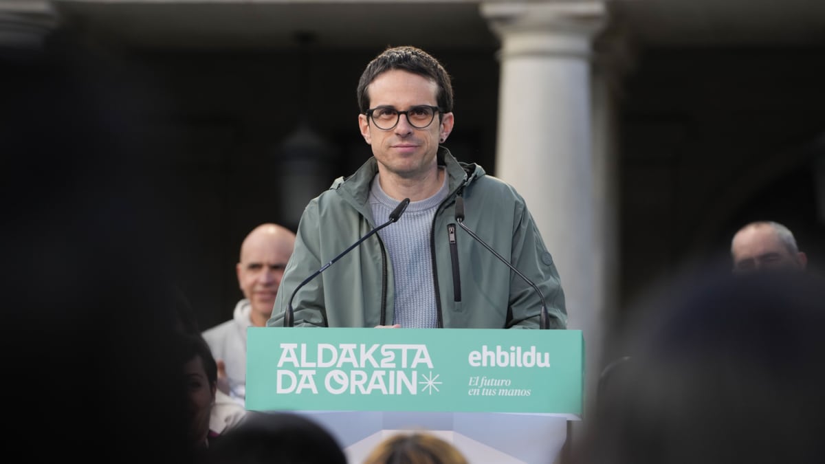 El candidato de EH Bildu Pello Otxandiano durante un acto de campaña para las elecciones vascas celebrado este jueves en Vitoria.