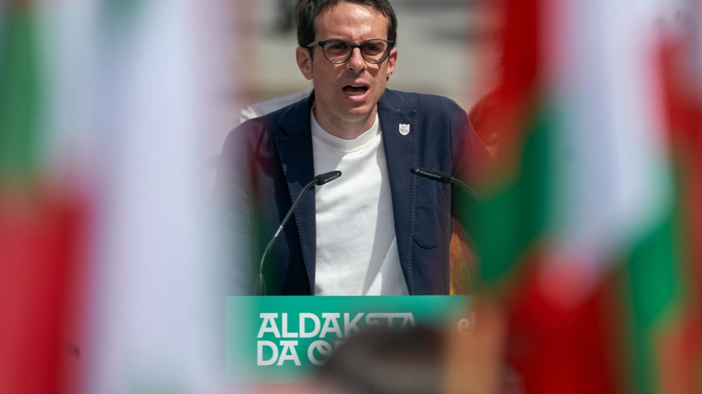 El candidato de EH Bildu a Lehendakari, Pello Otxandiano, participa en un acto electoral en Vitoria, este domingo