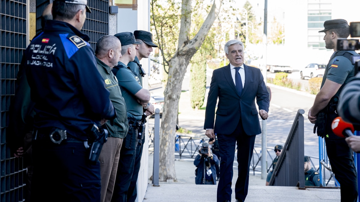 El expresidente interino y ahora candidato a la presidencia de la Real Federación Española de Fútbol (RFEF), Pedro Rocha, a su llegada al Juzgado de Primera Instancia e Instrucción Número 4 de Majadahonda.