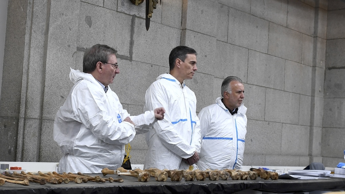 El presidente del Gobierno, Pedro Sánchez (c), acompañado por el ministro de Política Territorial y Memoria Democrática, Ángel Víctor Torres (2d), durante su visita el jueves 04 de abril al Valle de Cuelgamuros