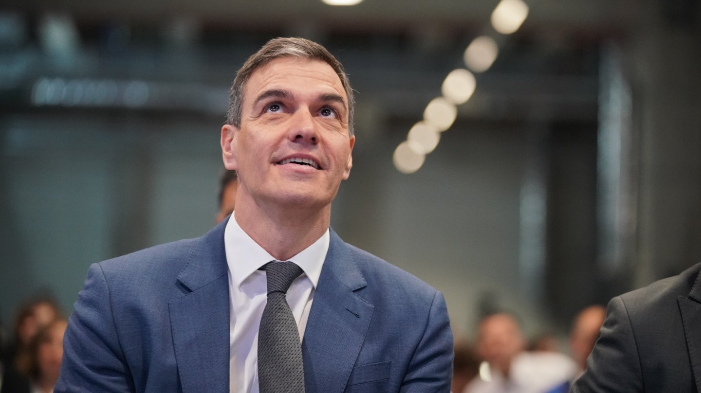 El presidente del Gobierno, Pedro Sánchez, durante una visita a la planta de Mercedes Vitoria a finales de marzo