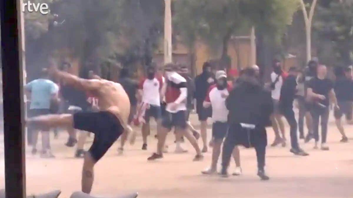 La pelea entre ultras del Athletic y Mallorca rompen la fiesta pacífica de la final de la Copa del Rey en Sevilla