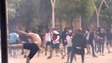 La pelea entre ultras del Athletic y Mallorca rompe la fiesta pacífica de la final de la Copa del Rey en Sevilla