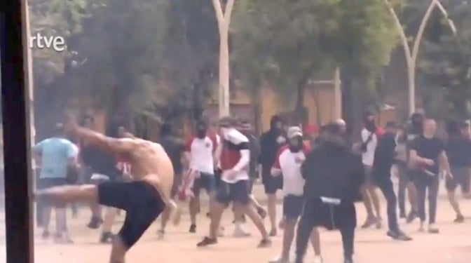 La pelea entre ultras del Athletic y Mallorca rompe la fiesta pacífica de la final de la Copa del Rey en Sevilla