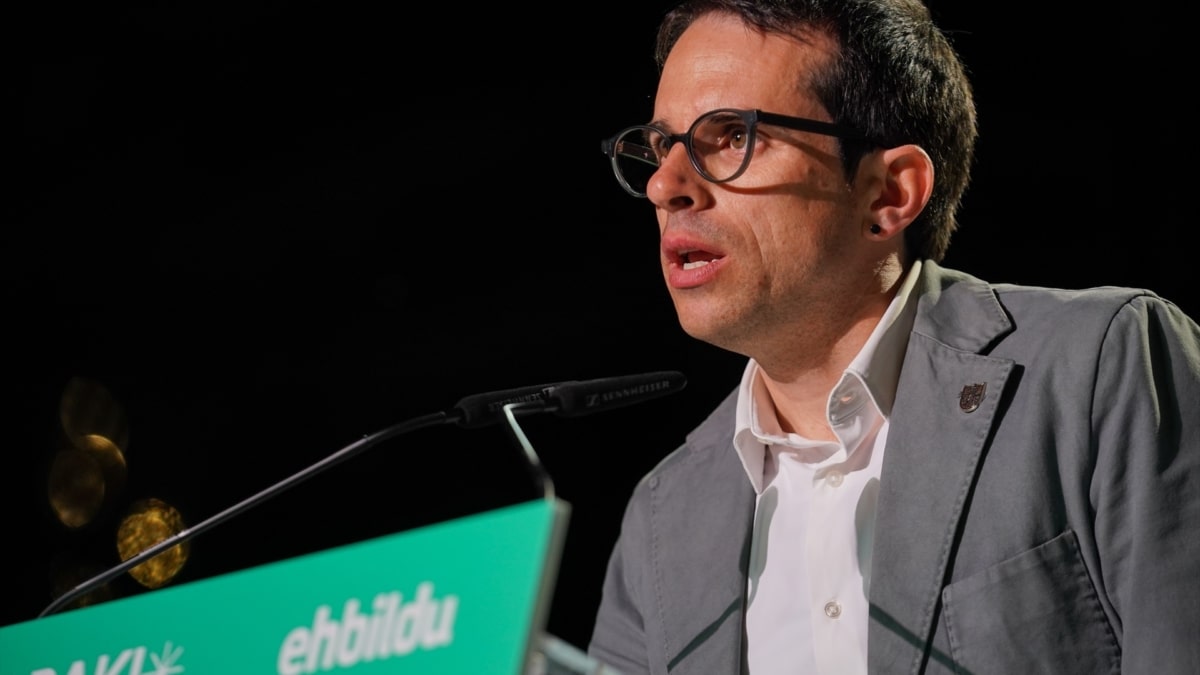 El candidato a lehendakari, Pello Otxandiano, interviene durante el inicio de la campaña electoral de EH Bildu, en Vitoria