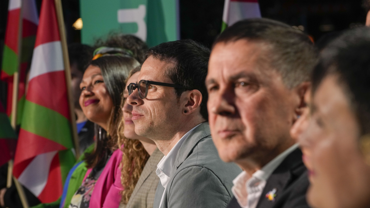 El candidato de EH Bildu, Pello Otxandiano (c), durante el acto de inicio de campaña de las elecciones vascas de la formación, en Vitoria