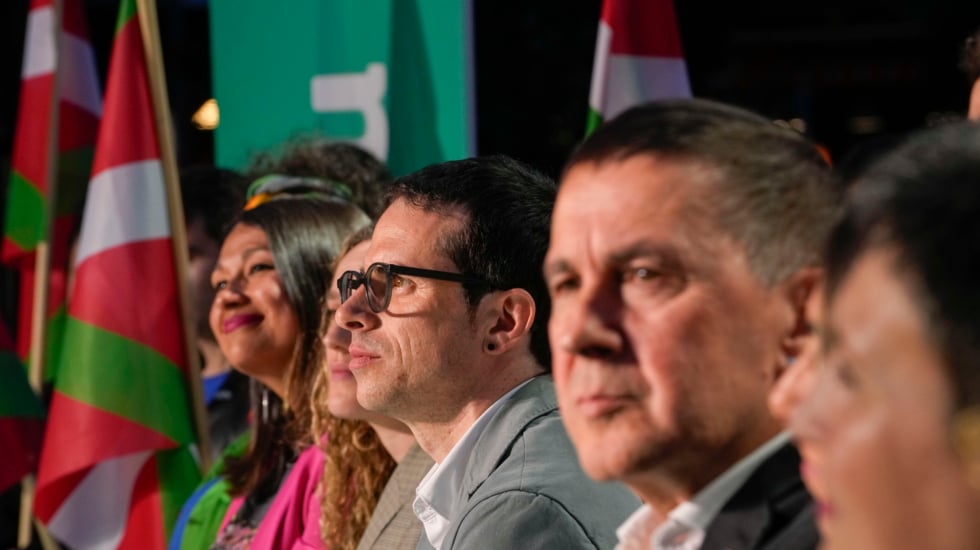 EH Bildu se desentiende de los ataques contra símbolos españoles llevados a cabo por Ernai: "Son mayores de edad"