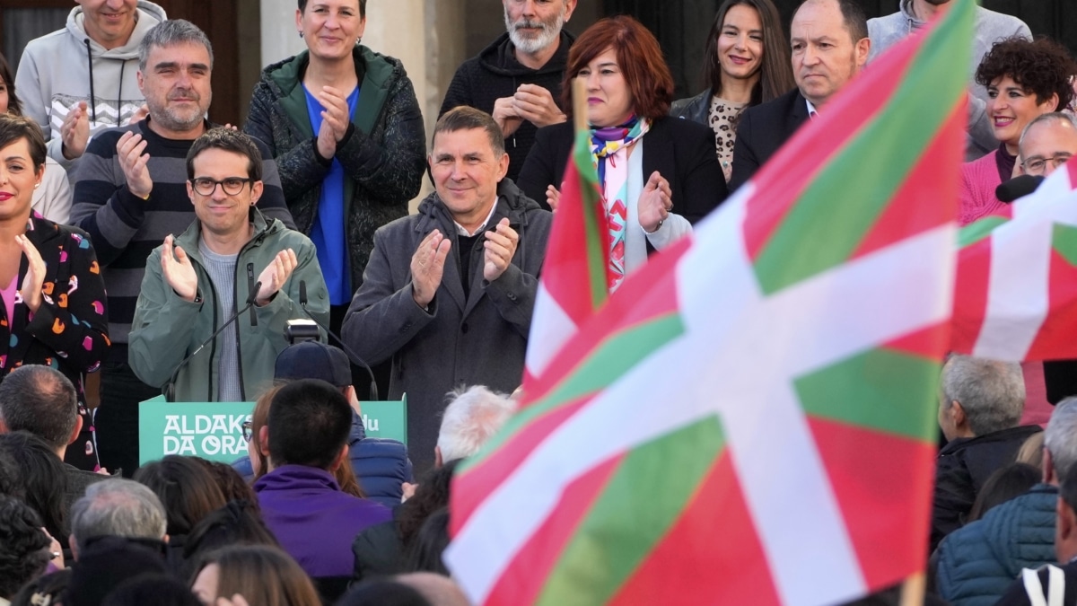 El coordinador de EH Bildu Arnaldo Otegi (c) y el candidato Pello Otxandiano (2i) durante un acto de campaña para las elecciones vascas celebrado este jueves en Vitoria. HIERRO