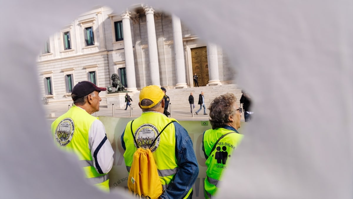 Varios pensionistas durante una manifestación frente al Congreso de los Diputados, en octubre de 2023 en Madrid.