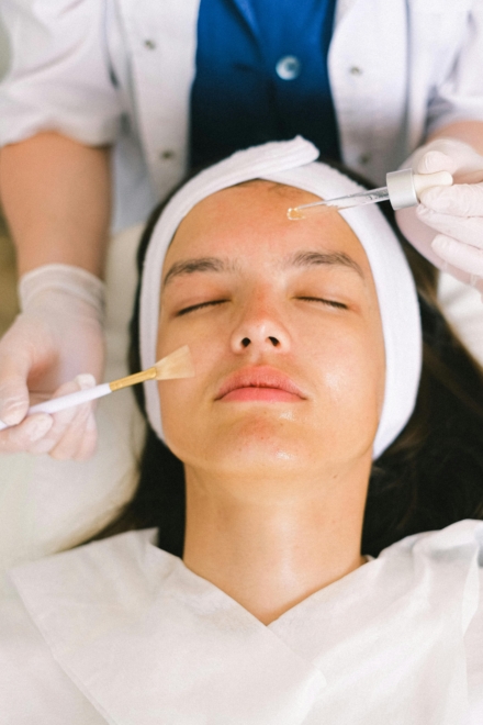 Una mujer se somete a un tratamiento facial profesional. 