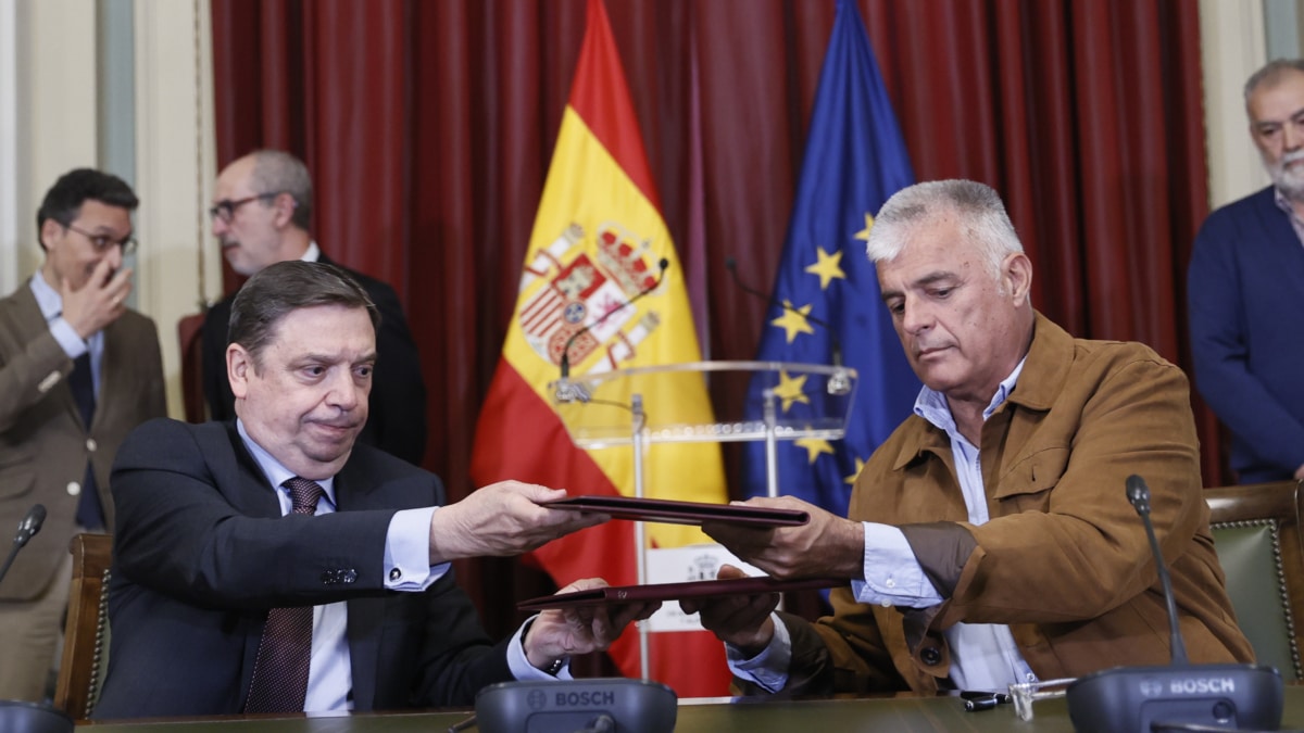 El ministro de Agricultura, Pesca y Alimentación, Luis Planas (i), firma este viernes con el coordinador estatal de Unión de Uniones, Luis Cortés.