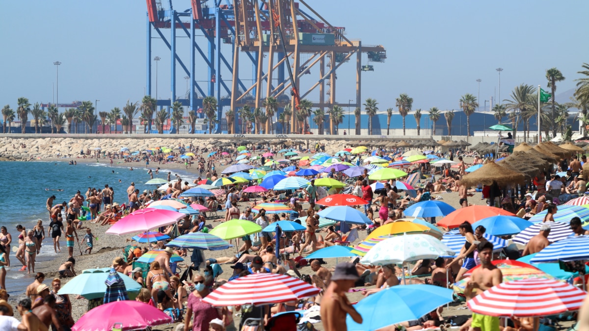 Bañistas y turistas disfrutan de un día en la playa de La Malagueta.