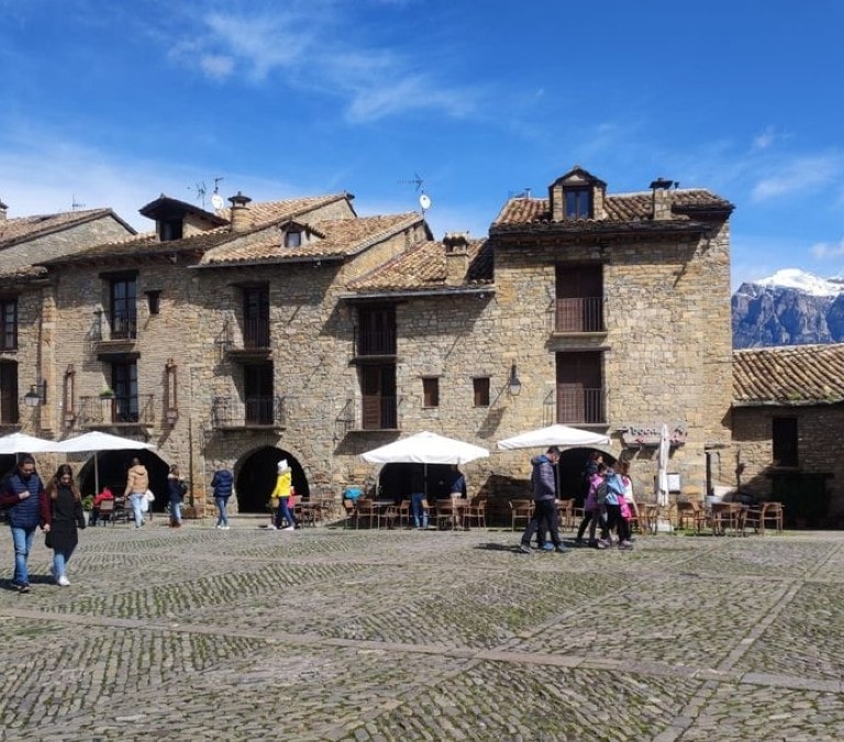 La plaza más bonita de Huesca está en esta villa medieval