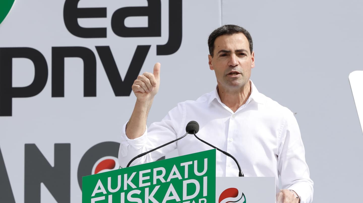 El candidato a lehendakari del PNV, Imanol Pradales participa en un mitin electoral en Azkoitia (Guipúzcoa)