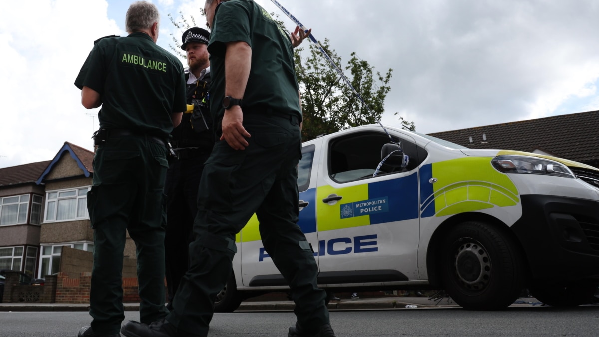 La policía y el personal de ambulancia se encuentran en la escena de un incidente que involucró a un hombre con una espada