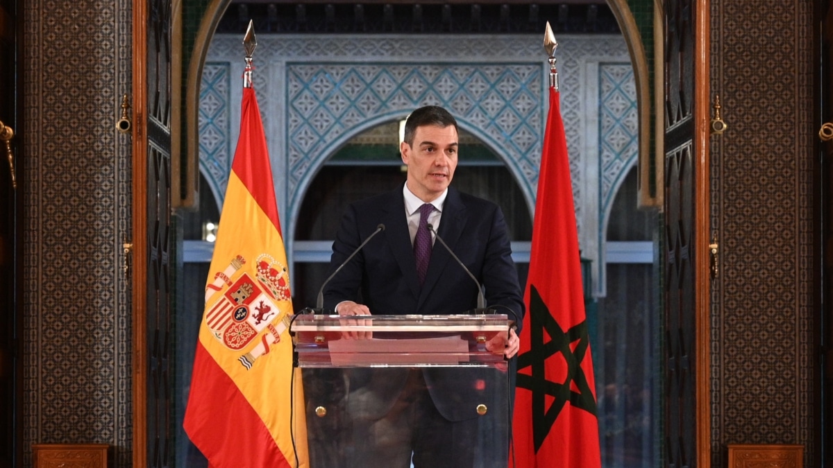 El presidente del Gobierno español, Pedro Sánchez, ofrece una rueda de prensa tras ser recibido por el Rey de Marruecos, Mohamed VI, en su primer viaje oficial de esta legislatura a Marruecos