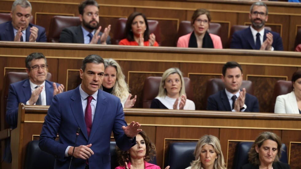 "Ni él ni su familia se merecen esto": el PSOE y el Gobierno arropan a Sánchez