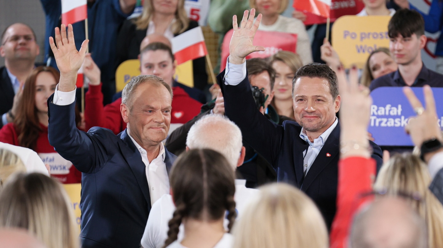 El primer ministro polaco y presidente de la Plataforma Cívica Donald Tusk (L) y el alcalde de Varsovia Rafal Trzaskowski (R)
