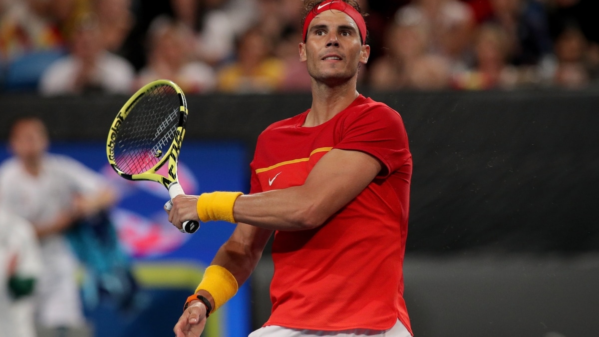 Rafael Nadal de España celebra ganar su partido contra Nikoloz Basilashvili de Georgia durante el día 2 del torneo de tenis de la Copa ATP en el RAC Arena de Perth.