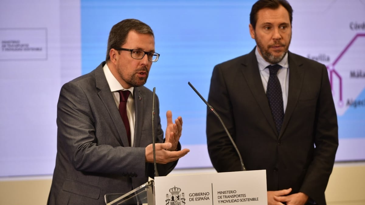 El presidente de Renfe, Raül Blanco, junto al ministro de Transportes y Movilidad Sostenible, Óscar Puente.