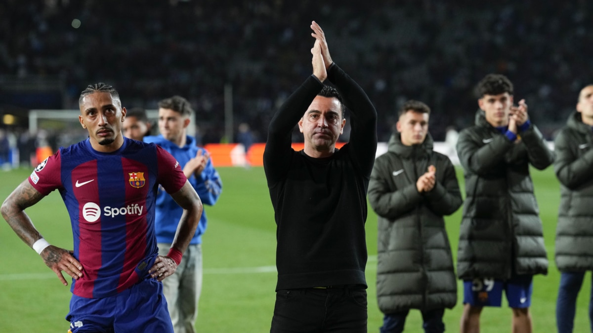 El técnico del FC Barcelona, Xavi Hernández, y sus jugadores aplauden a la afición tras la eliminación ante el PSG