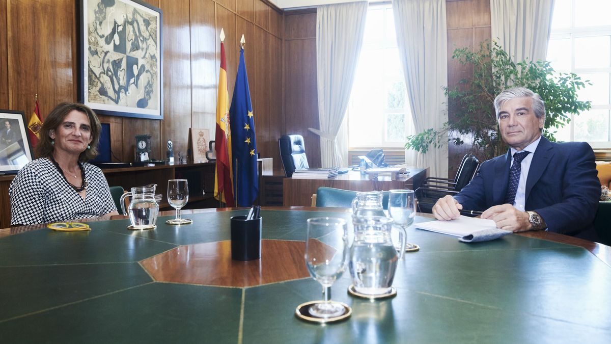 Teresa Ribera, ministra de Transición Ecológica, junto a Francisco Reynés, presidente de Naturgy