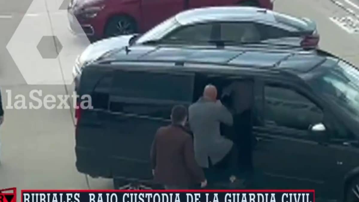 Momento en el que Luis Rubiales sube al furgón de la Guardia Civil