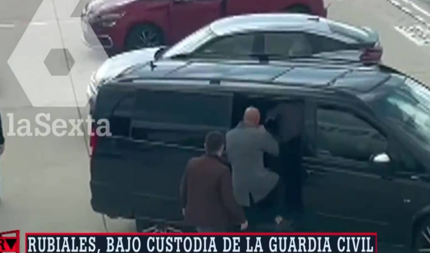 Momento en el que Luis Rubiales sube al furgón de la Guardia Civil