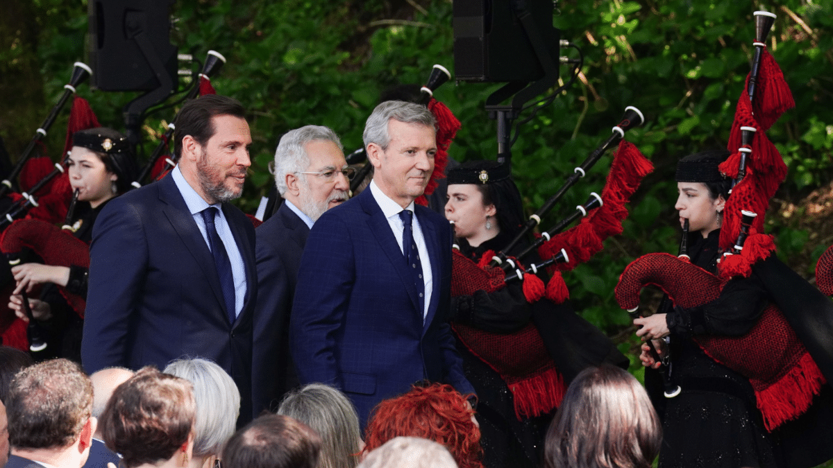 Alfonso Rueda, flanqueado por el ministro de Transportes, Óscar Puente, y el presidente del Parlamento de Galicia, Miguel Ángel Santalices, durante el acto de toma de posesión del presidente de la Xunta de Galicia, este sábado en el parque de San Domingos de Bonaval.