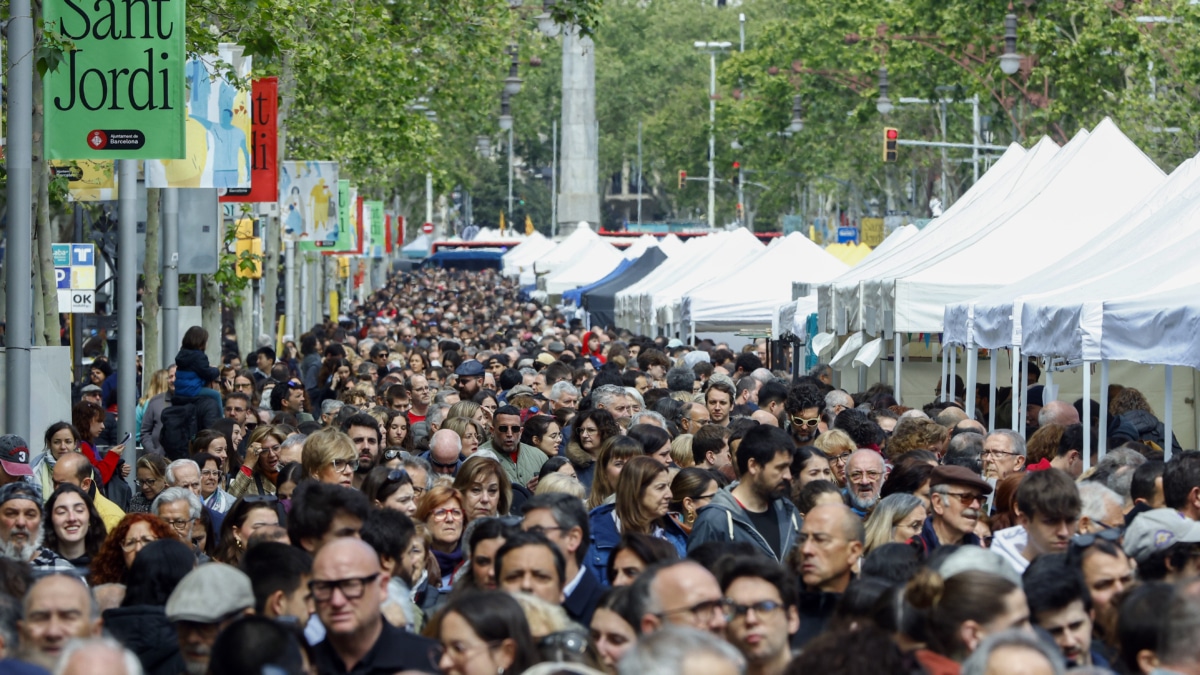 Rosas, libros y votos para un Sant Jordi de récord a las puertas de la campaña