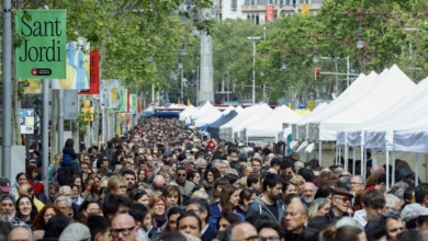 Rosas, libros y votos para un Sant Jordi de récord a las puertas de la campaña