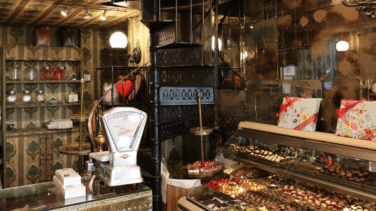 Más atea y menos dulce: la Milla de Oro de Madrid se despide de la bombonería Santa