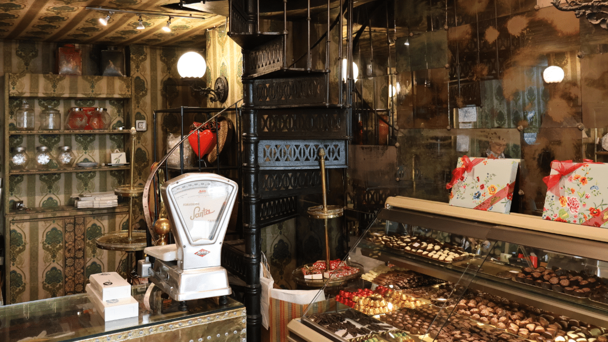 Interior de la bombonería Santa de Madrid, que cerrará sus puertas el 10 de mayo.