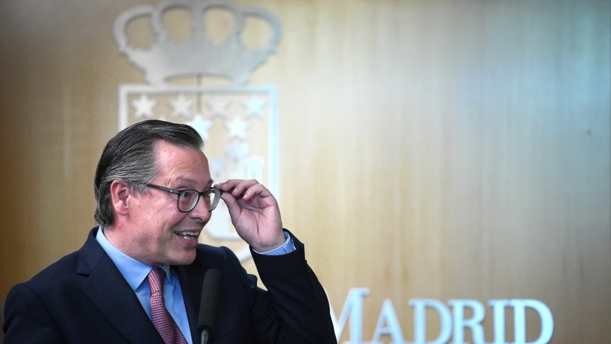 El secretario general del PP de Madrid, Alfonso Serrano, ofrece declaraciones a los medios durante un pleno en la Asamblea de Madrid, a 4 de abril de 2024