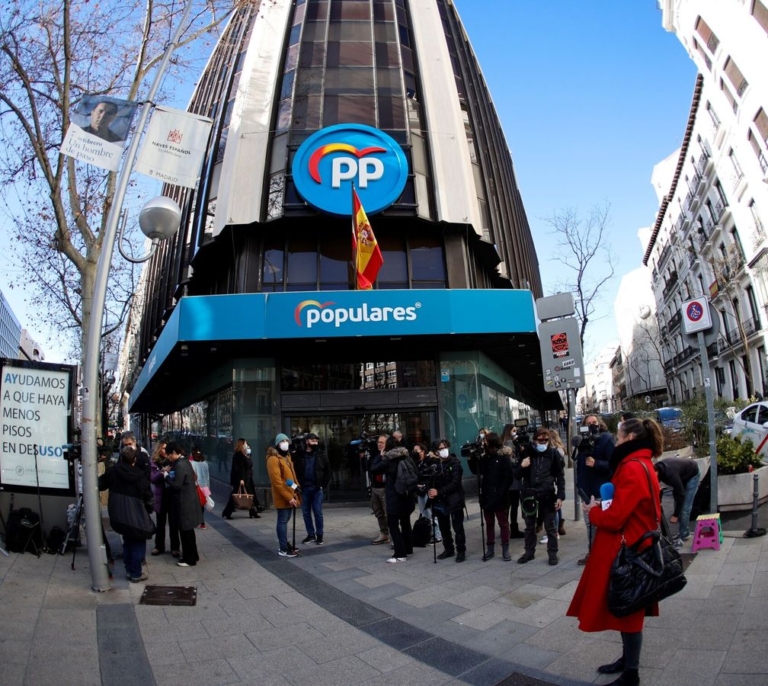 La policía desaloja y acordona el acceso a la sede del PP por un aviso de bomba