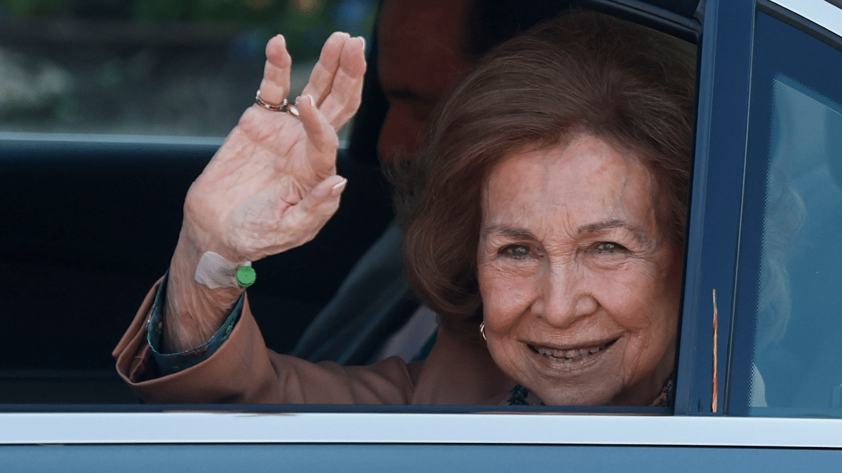 La reina Sofía saluda a la prensa a su salida este sábado de la clínica Ruber Internacional de Madrid.