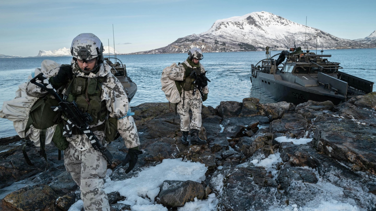 Marines de Finlandia realizan un desembarco en las maniobras de un grupo de países nórdicos.
