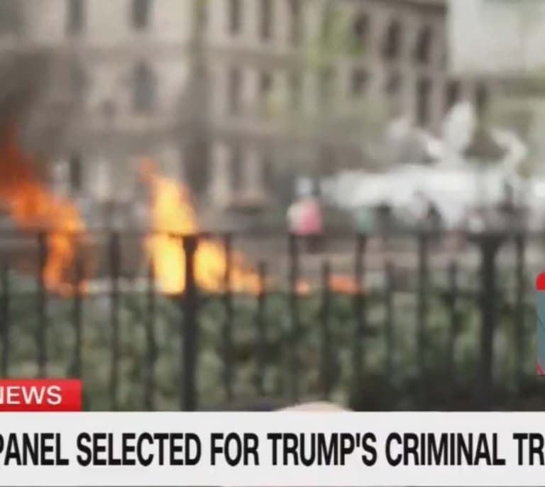 Un hombre se quema a lo bonzo a las afueras del tribunal donde se celebra el juicio a Donald Trump