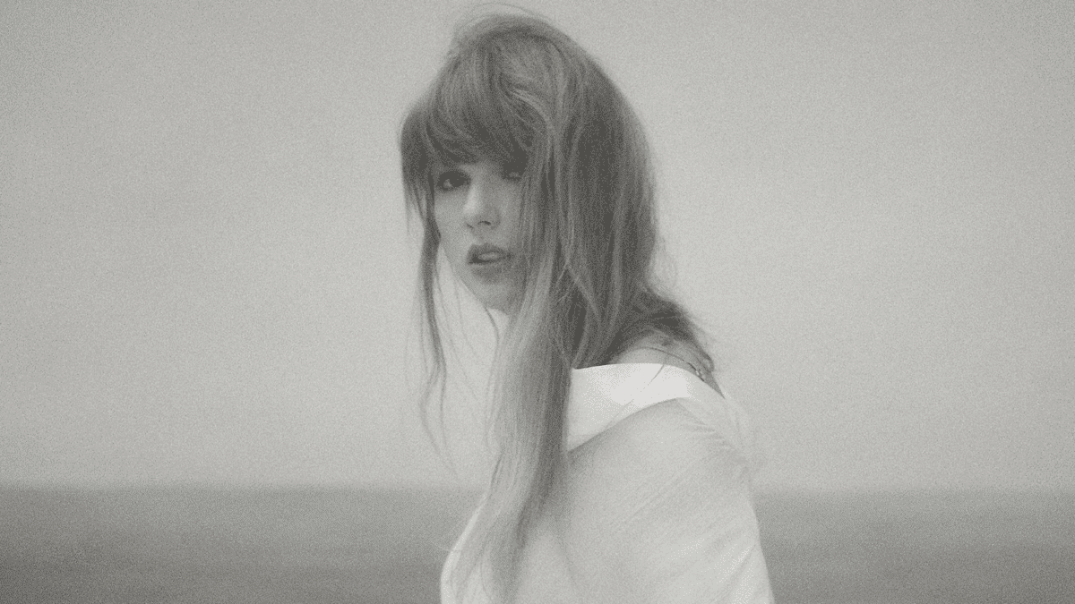 Taylor Swift posa en una de las fotografías promocionales de su nuevo disco, 'The Tortured Poets Department'.