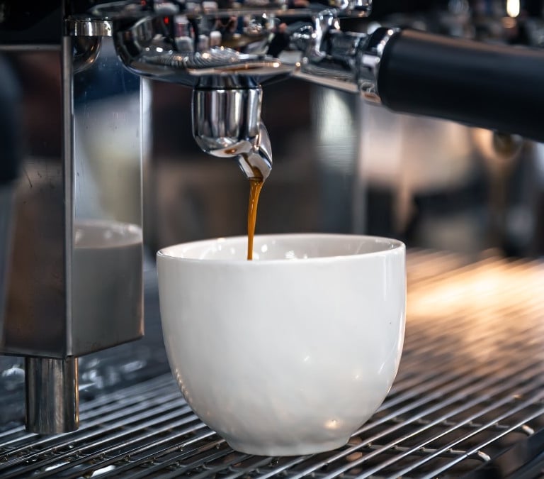 El impacto del consumo de café a diario en tu cerebro, según una doctora de Harvard