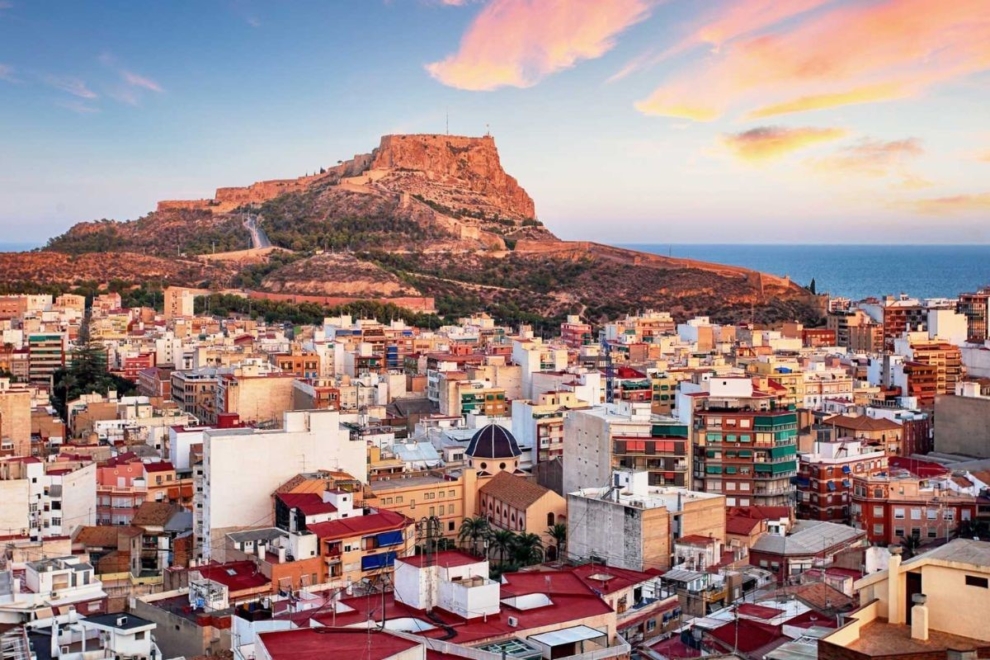 Vista panorámica de la ciudad de Alicante con el castillo de Santa Bárbara al fondo