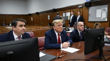Trump escribe su nombre en la Historia: en el banquillo por primera vez por un juicio penal