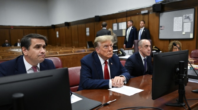 Trump escribe su nombre en la Historia: en el banquillo por primera vez por un juicio penal